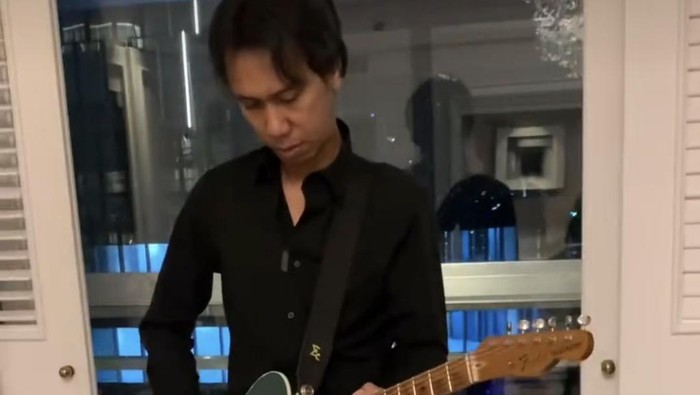 Eross Candra Sheila On 7 lelang gitar untuk bantu Gaza Palestina. Foto diunggah Sabtu (8/6/2024).
