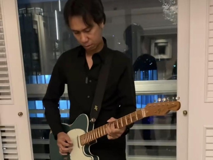 Eross Candra Sheila On 7 lelang gitar untuk bantu Gaza Palestina. Foto diunggah Sabtu (8/6/2024).