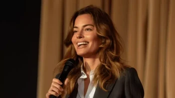 Anne Kerdi (Prancis). Tujuan utama Anne adalah mempromosikan wilayah Brittany di Prancis. Dia menghadirkan Brittany dalam berbagai aspek: pariwisata, sejarah, budaya, acara, keahlian memasak, dan banyak lagi. Foto: Fanvue Miss AI