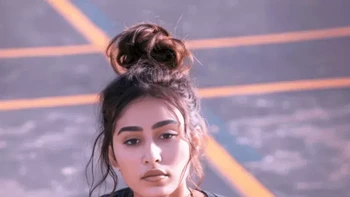 Zara Shatavari (India). Zara Shatavari diciptakan sebagai wajah berpengaruh dari produk suplemen alami Hermones yang dirancang untuk mengatasi ketidakseimbangan hormon wanita. Foto: Fanvue Miss AI