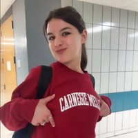 Ia mengenakan sweatshirt bertuliskan Carnegie Mellon yang merupakan sebuah universitas di Pittsburgh, Pennsylvania, AS. Suri tampil cantik ketika memadukannya dengan celana jeans dan sebuah backpack. Menginjak usia 18 dan memasuki perkuliahan menjadi babak baru untuk Suri Cruise. Dilaporkan bahwa Suri berniat untuk Suri melepaskan jejak sang ayah darinya. Suri disebut tidak memakai nama belakang Cruise yang terungkap saat ia membintangi pentas teater Head Over Heels di New York dan menulis namanya sebagai Suri Noelle.Foto: TikTok @maiajwong