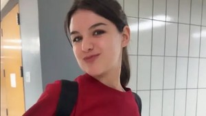 Putri Katie Holmes dan Tom Cruise, Suri Cruise, juga menggunakan nama baru. Ia membuang nama panggung ayahnya dan menggantinya jadi Suri Noelle (penghormatan untuk nama tengah ibunya).