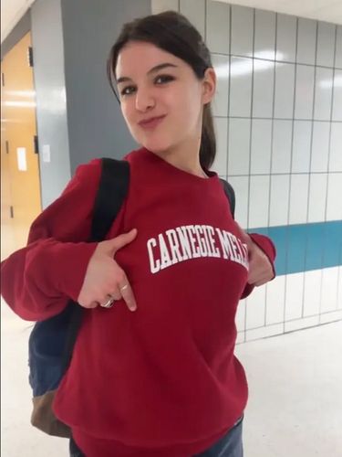 Gaya Suri Cruise Masuk Kuliah