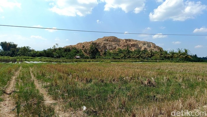 Kawasan perbukitan Godean - Seyegan yang mulai dikepras dengan alat berat, foto diambil Kamis (6/6/2024).