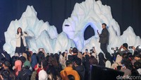 HiVi! menjadi band pembuka pada hari kedua gelaran konser pertama dengan konsep cuaca yang bersalju.