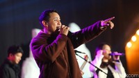 HiVi! membawakan sejumlah lagu andalannya.