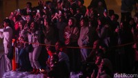 Penonton menikmati konser dengan cuaca salju tersebut.