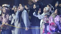 Mereka ikut bernyanyi dan meneriakan band idola mereka.
