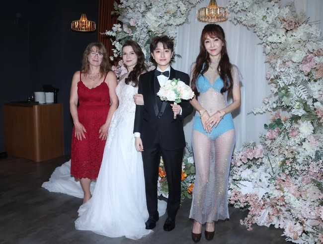 Seorang ibu dari artis Taiwan Jin Cheng atau Zheng Liangxin yang jadi perbincangan karena memakai terusan menerawang di pernikahan anaknya. Baju wanita bernama Paulina itu menampilkan bikini biru di dalamnya. Foto: Dok. Internet