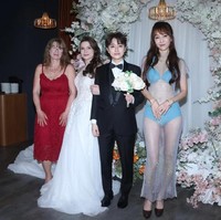 Seorang ibu dari artis Taiwan Jin Cheng atau Zheng Liangxin yang jadi perbincangan karena memakai terusan menerawang di pernikahan anaknya. Baju wanita bernama Paulina itu menampilkan bikini biru di dalamnya. Foto: Dok. Internet