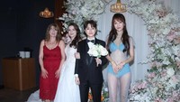 Gaya Ibu Aktris Ini Jadi Kontroversi, Pakai Bikini di Hari Pernikahan Putrinya
