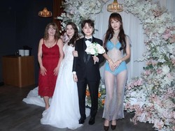 Gaya Ibu Aktris Ini Jadi Kontroversi, Pakai Bikini di Hari Pernikahan Putrinya