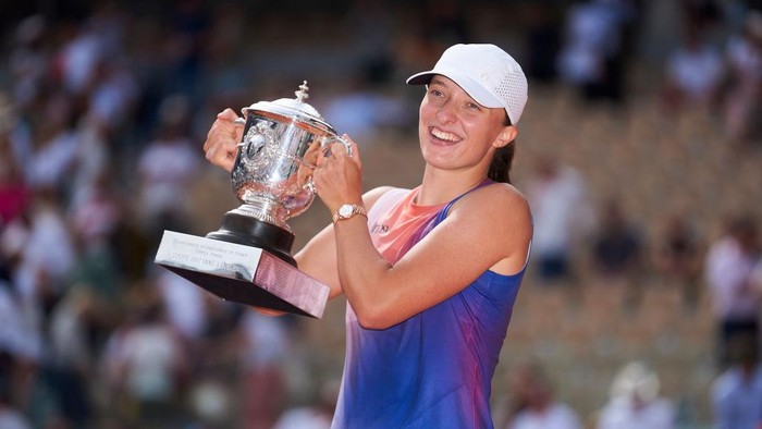 PARIS, FRANCE - JUNE 08: Iga Swiatek of Poland celebrates with the winners trophy after her victory against Jasmine Paolini of Italy during the Womens Singles Final match on Day 14 of the 2024 French Open at Roland Garros on June 08, 2024 in Paris, France. (Photo by Mateo Villalba/Getty Images)