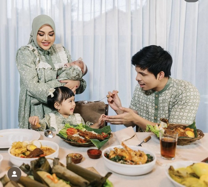 Intip Lagi Momen Makan Aurel Hermansyah Bareng Teman Sebelum Haji Intip Lagi Momen Makan Aurel Hermansyah Bareng Teman Sebelum Haji