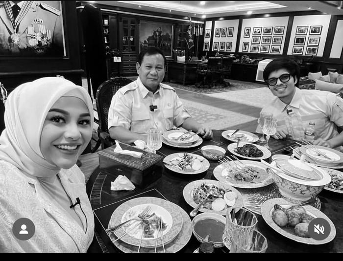 Intip Lagi Momen Makan Aurel Hermansyah Bareng Teman Sebelum Haji