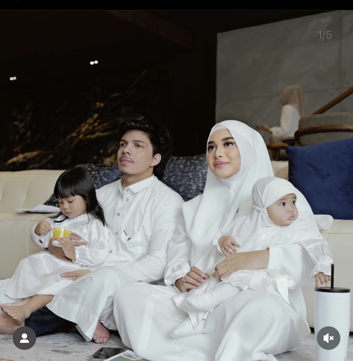 Intip Lagi Momen Makan Aurel Hermansyah Bareng Teman Sebelum Haji