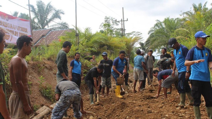 Jalan di Kecamatan Napal Putih ini belum tersentuh pembangunan. Puluhan tahun, warga Desa Gembung Raya dan Desa Tanjung Kemenyan harus melewati jalan berlumpur saat musim hujan.