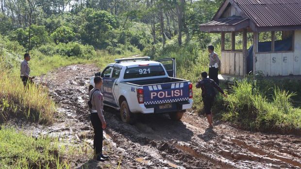 Jalan di Kecamatan Napal Putih ini belum tersentuh pembangunan. Puluhan tahun, warga Desa Gembung Raya dan Desa Tanjung Kemenyan harus melewati jalan berlumpur saat musim hujan.