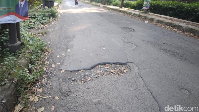 Jalan Taman Pemuda, Sunyaragi, Kesambi, Kota Cirebon, berlubang dan minim pencahayaan saat malam hari.