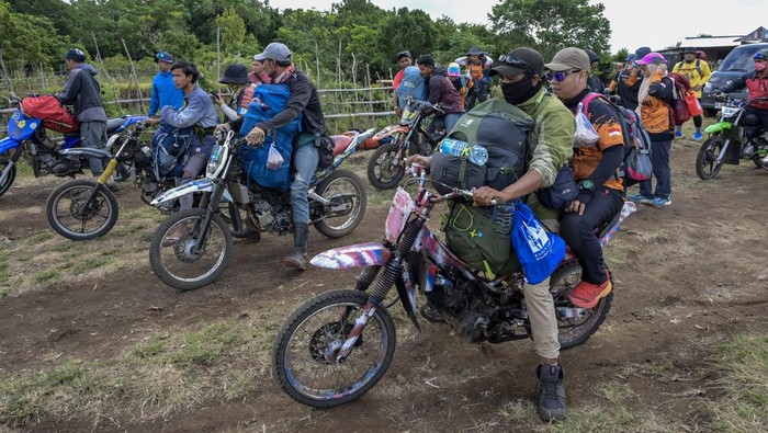 Jasa ojek jalur pendakian Gunung Rinjani Sejumlah tukang ojek memarkir motornya di pintu masuk jalur pendakian Bawak Nao Gunung Rinjani, Sembalun, Kecamatan Sembalun, Lombok Timur, NTB, Sabtu (8/6/2024). Puluhan tukang ojek yang beroperasi setiap hari dari jalur pendakian Bawak Nao sampai pos 2 Tengengean tersebut menawarkan tarif ojek per sekali angkut seharga Rp200 ribu per orang. ANTARA FOTO/Ahmad Subaidi/nz