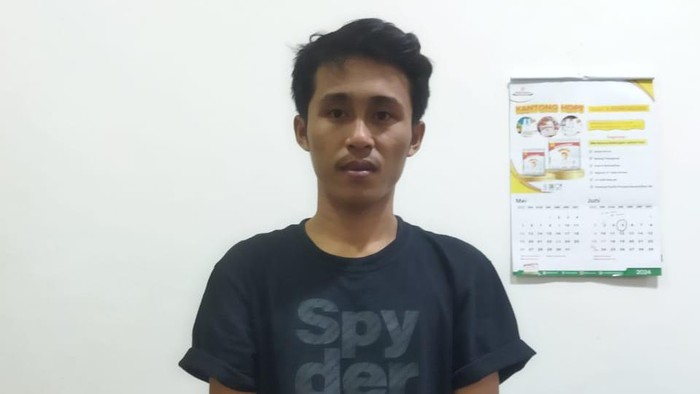 Polisi menangkap Ariyansah (21), sopir travel bernama yang diduga melecehkan penumpang wanita berinisial HK (26) di halaman Masjid Agung Jeneponto