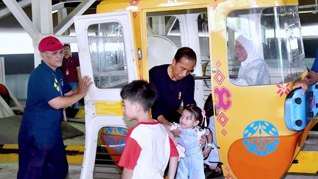 Jokowi ajak cucu ke TMII.