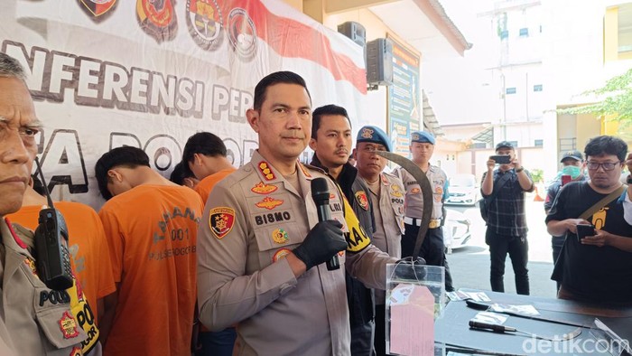 Kapolresta Bogor Kombes Bismo Teguh Prakoso saat menunjukkan celurit yang dipakai pelaku untuk membacok kepala pelajar hingga tertancap (Rizky/detikcom)