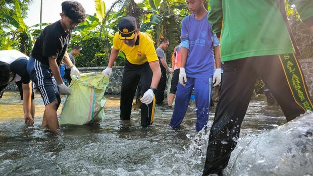 Kapolresta Bogor Kota Kombes Bismo bersama siswa SKCK Goes to School bersih-bersih sungai.