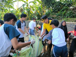 SKCK Goes to School, Polresta Bogor Ajak Siswa Bersih-bersih Kali Ciliwung