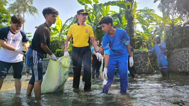 Kapolresta Bogor Kota Kombes Bismo bersama siswa SKCK Goes to School bersih-bersih sungai.