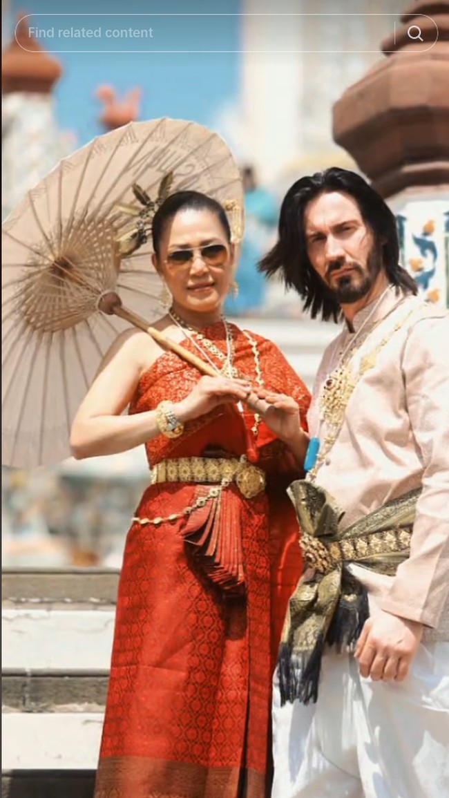 Beberapa menyebut penampilannya seolah menggambarkan bagaimana jika bintang Speed itu memilih pensiun dan hidup seperti orang biasa di Thailand.John Wick Chapter 5: No Enemies, Bukan Keanu Reeves tapi Kene Reverse, Jadi malsuin kematian demi jualan, Ini beneran atau cuma mirip, tulis netizen.   Foto: TikTok @tiktuklife