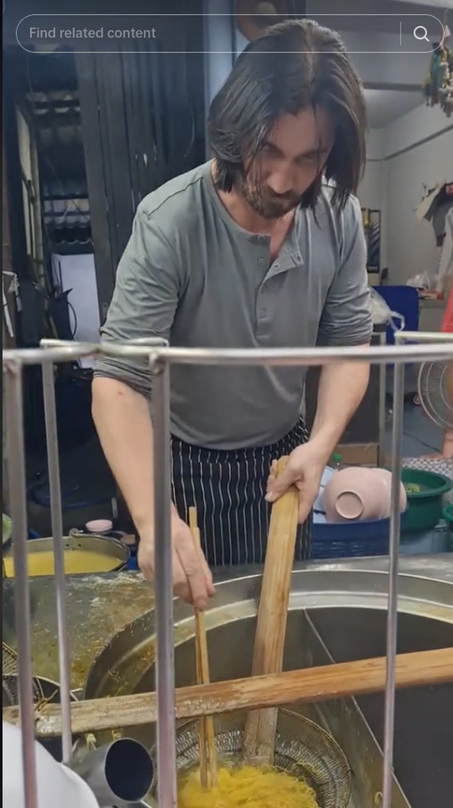 Sekilas kamu mungkin akan percaya bahwa aktor Hollywood tersebut sedang menikmati waktu liburan bahkan alih profesi karena terlihat sangat mirip.Foto: TikTok @tiktuklife