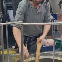 Sekilas kamu mungkin akan percaya bahwa aktor Hollywood tersebut sedang menikmati waktu liburan bahkan alih profesi karena terlihat sangat mirip.Foto: TikTok @tiktuklife