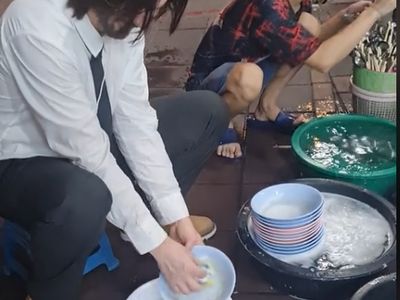 Potret Keanu Reeves Melokal di Thailand, Jualan Hingga Cuci Piring di Jalan