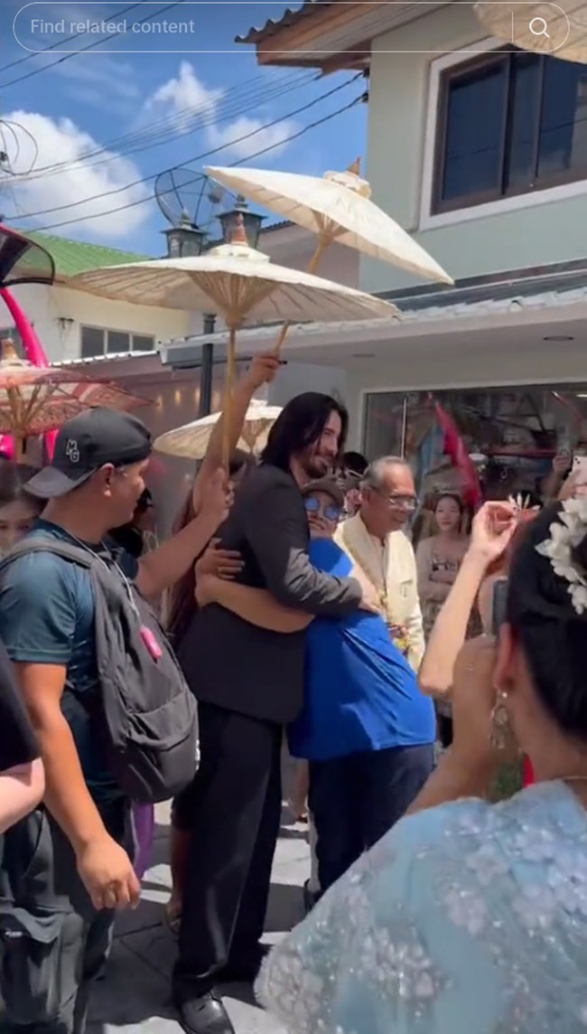 Tidak diketahui siapa nama asli pria yang mirip Keanu Reeves tersebut namun ia menggunakan akun dengan nama tuktiklife. Ia tampaknya bukan warga Thailand melainkan orang kulit putih yang tinggal di sana. Pria itu memang memiliki kemiripan dengan Keanu karena bentuk wajah dan gaya rambutnya yang mengingat fans dengan karakter John Wick.Foto: TikTok @tiktuklife