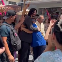 Tidak diketahui siapa nama asli pria yang mirip Keanu Reeves tersebut namun ia menggunakan akun dengan nama tuktiklife. Ia tampaknya bukan warga Thailand melainkan orang kulit putih yang tinggal di sana. Pria itu memang memiliki kemiripan dengan Keanu karena bentuk wajah dan gaya rambutnya yang mengingat fans dengan karakter John Wick.Foto: TikTok @tiktuklife