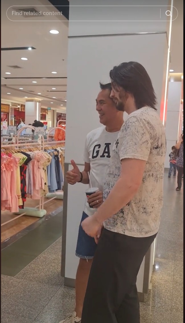 Sejumlah video memperlihatkan popularitas Tiktuklife di Thailand. Pria tersebut terlihat sering dimintai foto oleh orang-orang lokal di mal hingga jalanan. Ia pun tampak meladeni mereka dengan senang. Banyak orang tampaknya terkesima dengan kemiripannya dengan sang aktor apalagi saat mengenakan baju tradisional.Foto: TikTok @tiktuklife