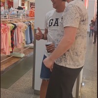 Sejumlah video memperlihatkan popularitas Tiktuklife di Thailand. Pria tersebut terlihat sering dimintai foto oleh orang-orang lokal di mal hingga jalanan. Ia pun tampak meladeni mereka dengan senang. Banyak orang tampaknya terkesima dengan kemiripannya dengan sang aktor apalagi saat mengenakan baju tradisional.Foto: TikTok @tiktuklife