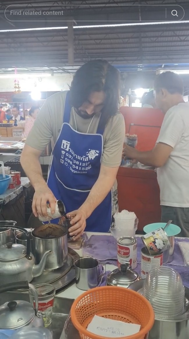 Beberapa video yang jadi viral menunjukkan pria tersebut sedang melakukan berbagai aktivitas melokal. Ia tampak menjalani beberapa profesi, seperti penjual minuman di pasar, pencuci piring di jalanan hingga berjualan sotong dengan sepeda motor. Belum diketahui apakah ia memang melakoni semua pekerjaan itu.Foto: TikTok @tiktuklife
