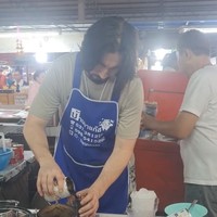 Beberapa video yang jadi viral menunjukkan pria tersebut sedang melakukan berbagai aktivitas melokal. Ia tampak menjalani beberapa profesi, seperti penjual minuman di pasar, pencuci piring di jalanan hingga berjualan sotong dengan sepeda motor. Belum diketahui apakah ia memang melakoni semua pekerjaan itu.Foto: TikTok @tiktuklife