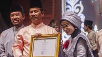 Adyatama Kepariwisataan dan Ekonomi Kreatif Ahli Utama Kemenparekraf Nia Niscaya (kanan) memberikan sertifikat penghargaan Karisma Event Nusantara (KEN) kepada Wali Kota Batam Muhammad Rudi (kedua kiri) pada malam Kenduri Seni Melayu (KSM) ke-26 di Batam, Kepulauan Riau.