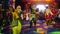Sejumlah penari menampilkan tarian Melayu kreasi pada malam Kenduri Seni Melayu (KSM) ke-26 di Batam, Kepulauan Riau, Jumat (7/6/2024).
