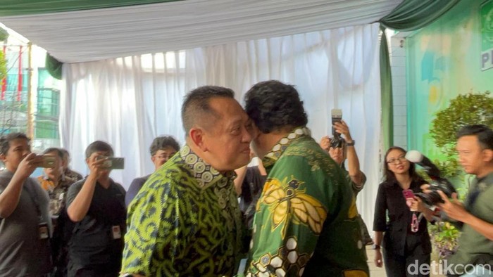 Ketua MPR Bamsoet disambut oleh Waketum PKB Jazilul di DPP PKB