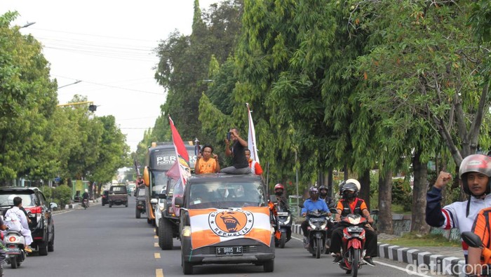 Konvoi suporter Boromania sambut bus tim pemain Persibo Bojonegoro usai lolos ke Liga 2