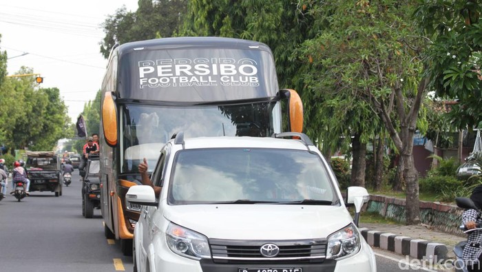 Konvoi suporter Boromania sambut bus tim pemain Persibo Bojonegoro usai lolos ke Liga 2
