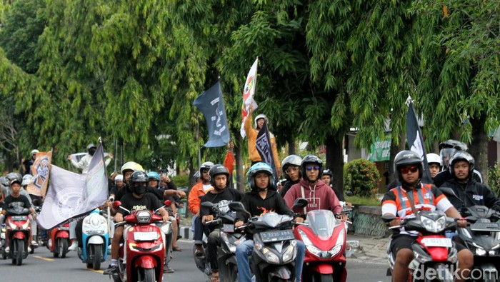 Konvoi suporter Boromania sambut bus tim pemain Persibo Bojonegoro usai lolos ke Liga 2