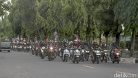 Pantauan detikJatim tampak bus yang membawa para pemain dan ofisial Persibo langsung disambut Boromania dan masyarakat Bojonegoro.