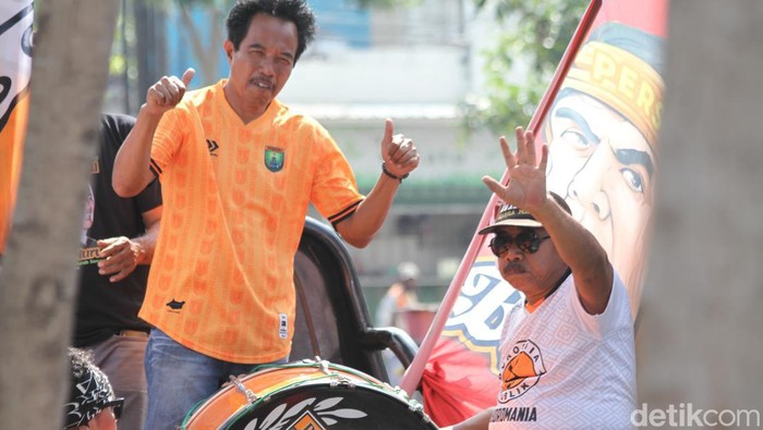 Konvoi suporter Boromania sambut bus tim pemain Persibo Bojonegoro usai lolos ke Liga 2