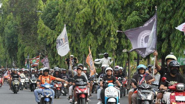 Konvoi suporter Boromania sambut bus tim pemain Persibo Bojonegoro usai lolos ke Liga 2