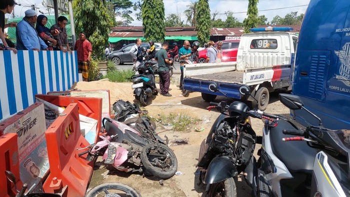 Kondisi motor yang ditabrak truk kontainer di Jembatan Kapuas II, Kubu Raya, Kalimantan Barat (Kalbar).